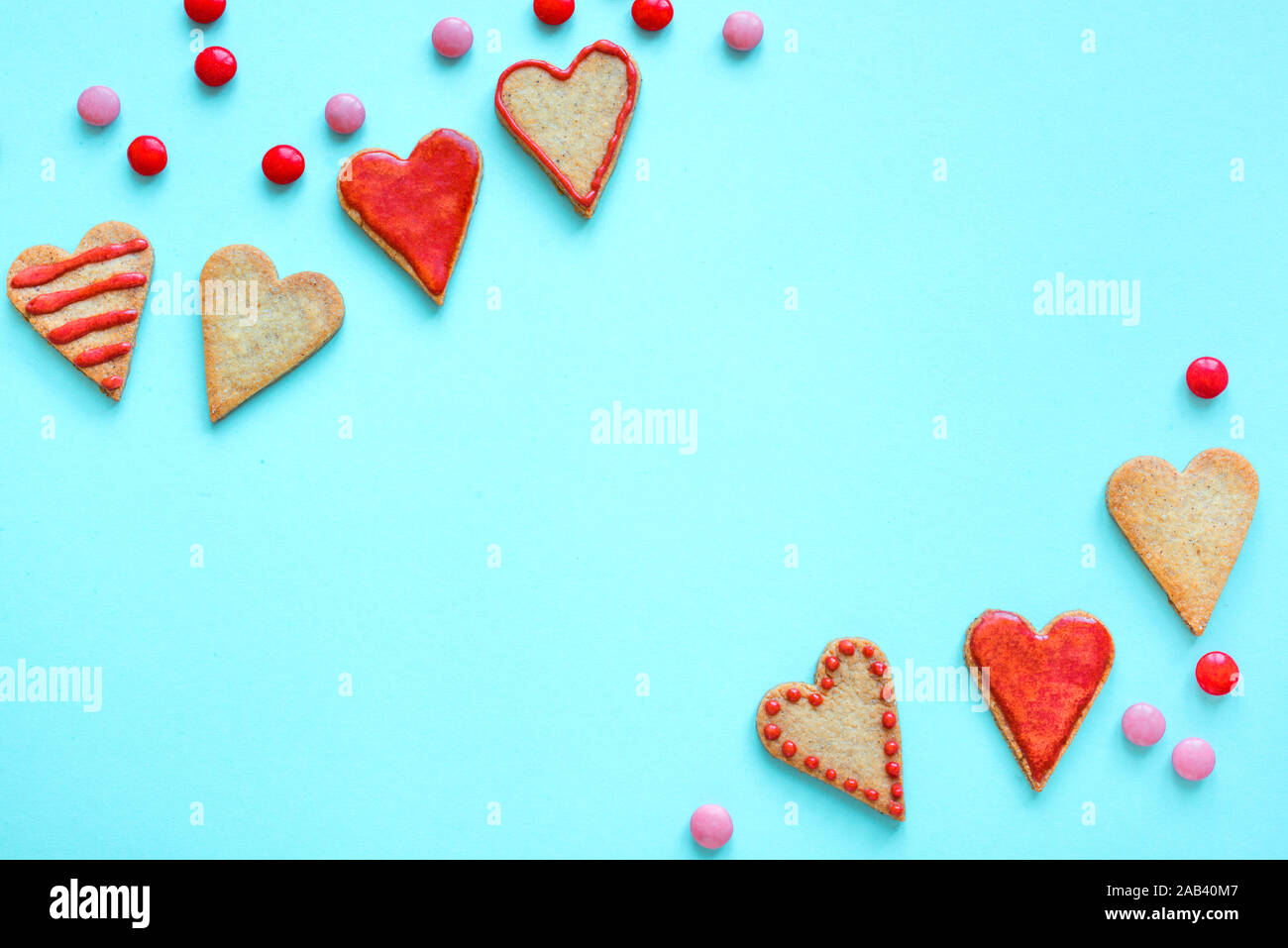 Hình ảnh nền Valentine với đồ ngọt hình trái tim trên nền màu xanh sẽ khiến bạn muốn ngất ngây vì độ dễ thương và ngọt ngào của nó. Điều đó chắc chắn sẽ làm bạn có cảm giác mong muốn ăn các món đồ ngọt, thưởng thức những hương vị tuyệt vời.