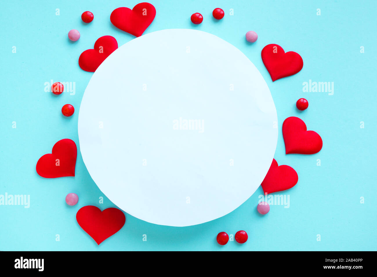 Hãy cùng chia sẻ tình yêu trong ngày lễ Valentine với hình nền đầy tình cảm, với những trái tim đỏ và kẹo ngọt ngào trên nền màu xanh nhạt thật ngọt ngào. Hình ảnh này sẽ cho bạn và người ấy nhiều cảm xúc và kỷ niệm đẹp trong ngày đặc biệt này.