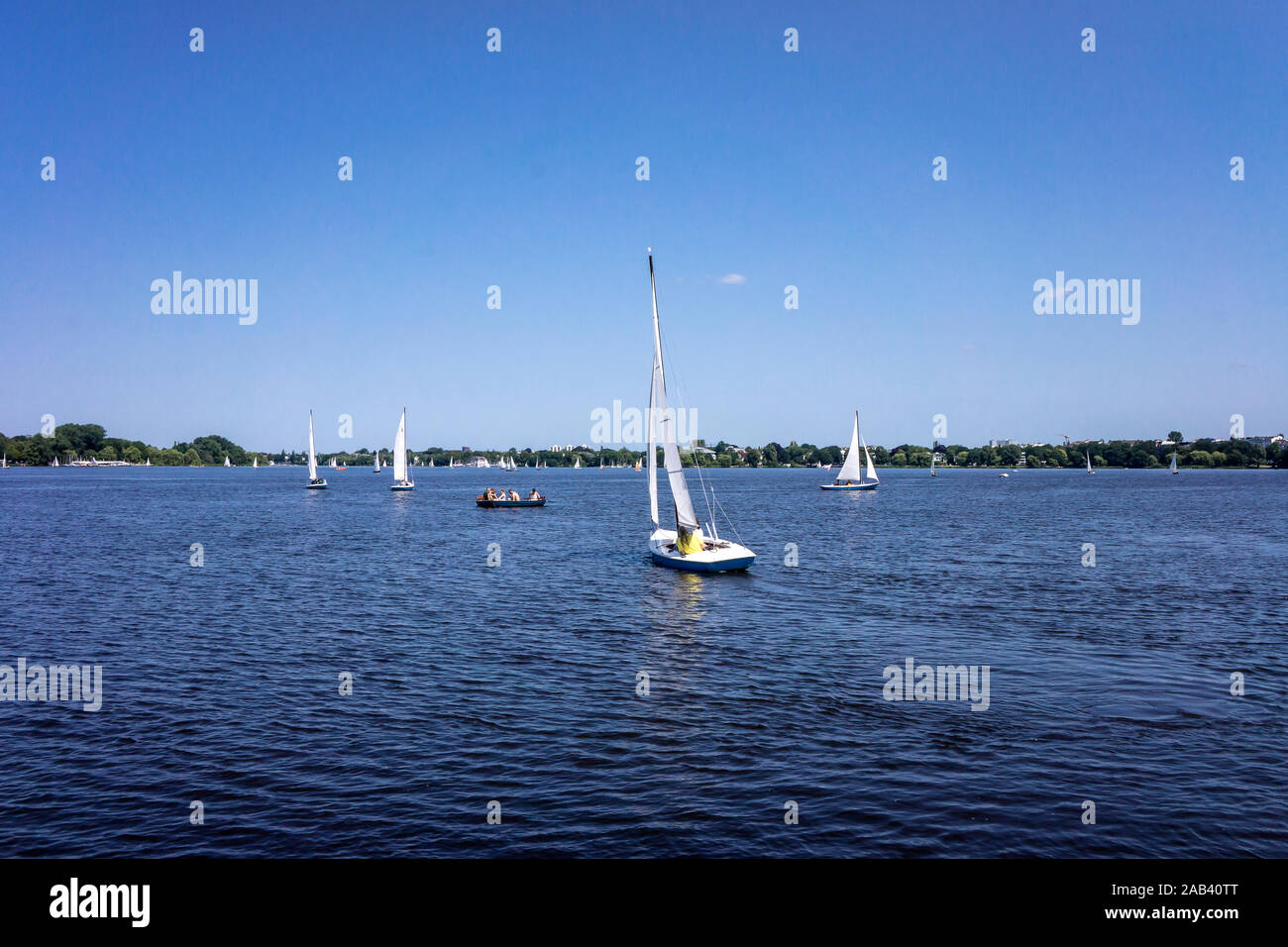 Segelboote auf der Außenalster in Hamburg |Sailing boats on the Alster lake in Hamburg| Stock Photo