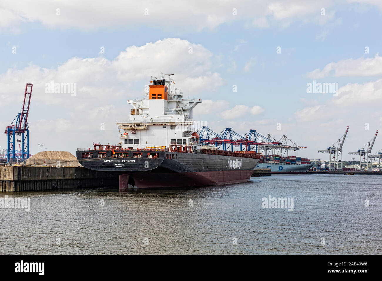 Ein leeres Containerschiff der Hapag-Lloyd an einem Anleger im Hafen |An empty container ship of Hapag-Lloyd to an investor in the port| Stock Photo