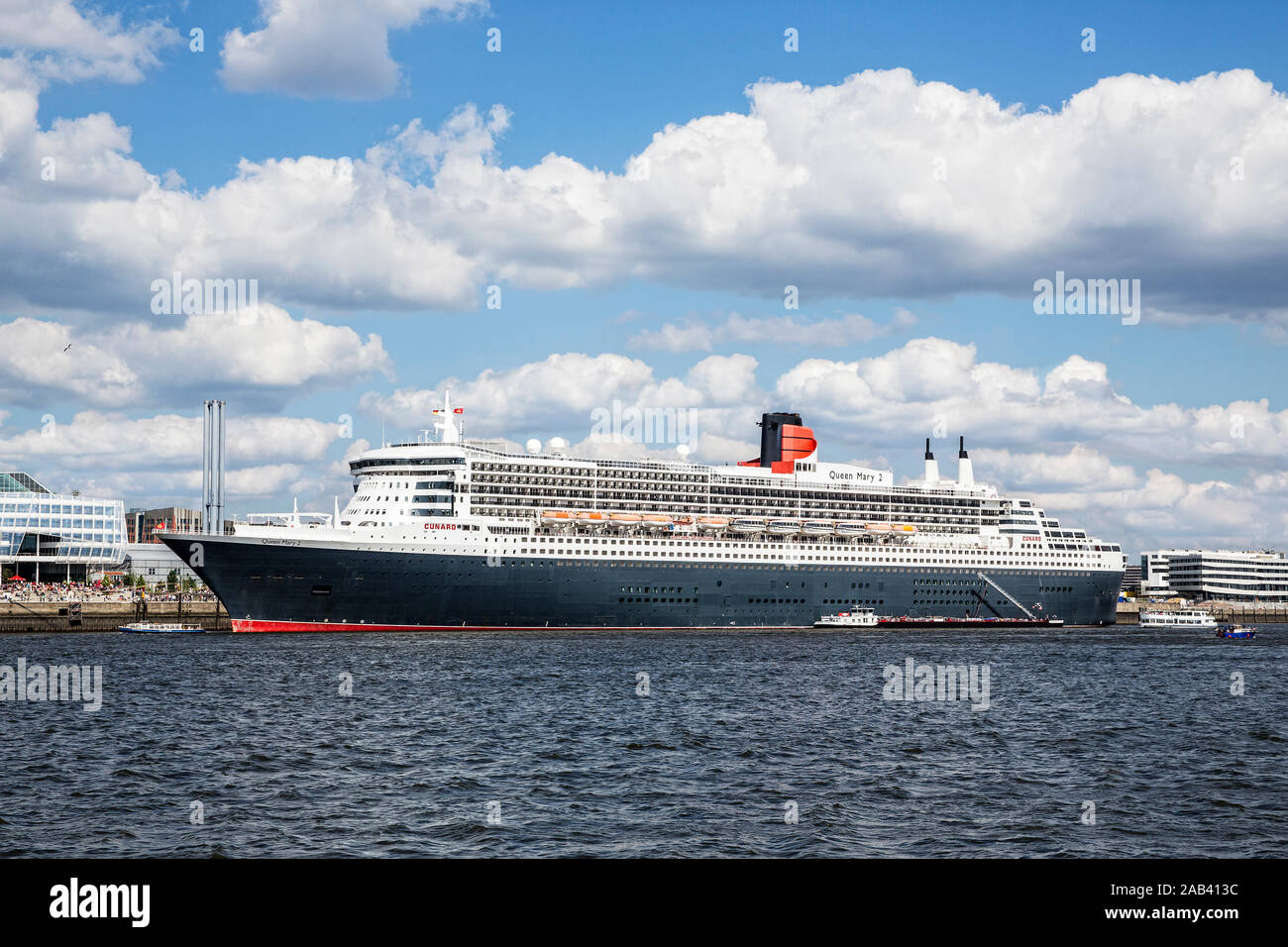 Die „Queen Mary 2“ am Kreuzfahrtterminal in der Hamburger HafenCity|The 'Queen Mary 2' at the cruise terminal in Hamburg's HafenCity| Stock Photo