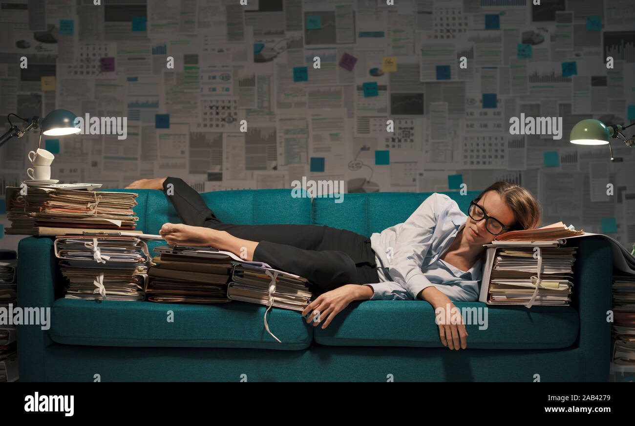 Начальник во сне. К чему снится бывший директор. Спящий человек. Сон быть руководителем. Сонливость.