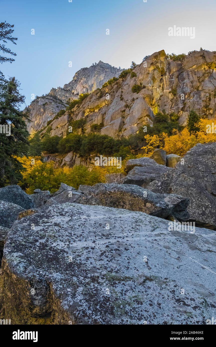 Along the Zumwalt Meadow Loop, with a view of Grand Sentinel, in the Cedar Grove area in Kings Canyon National Park, California, USA Stock Photo