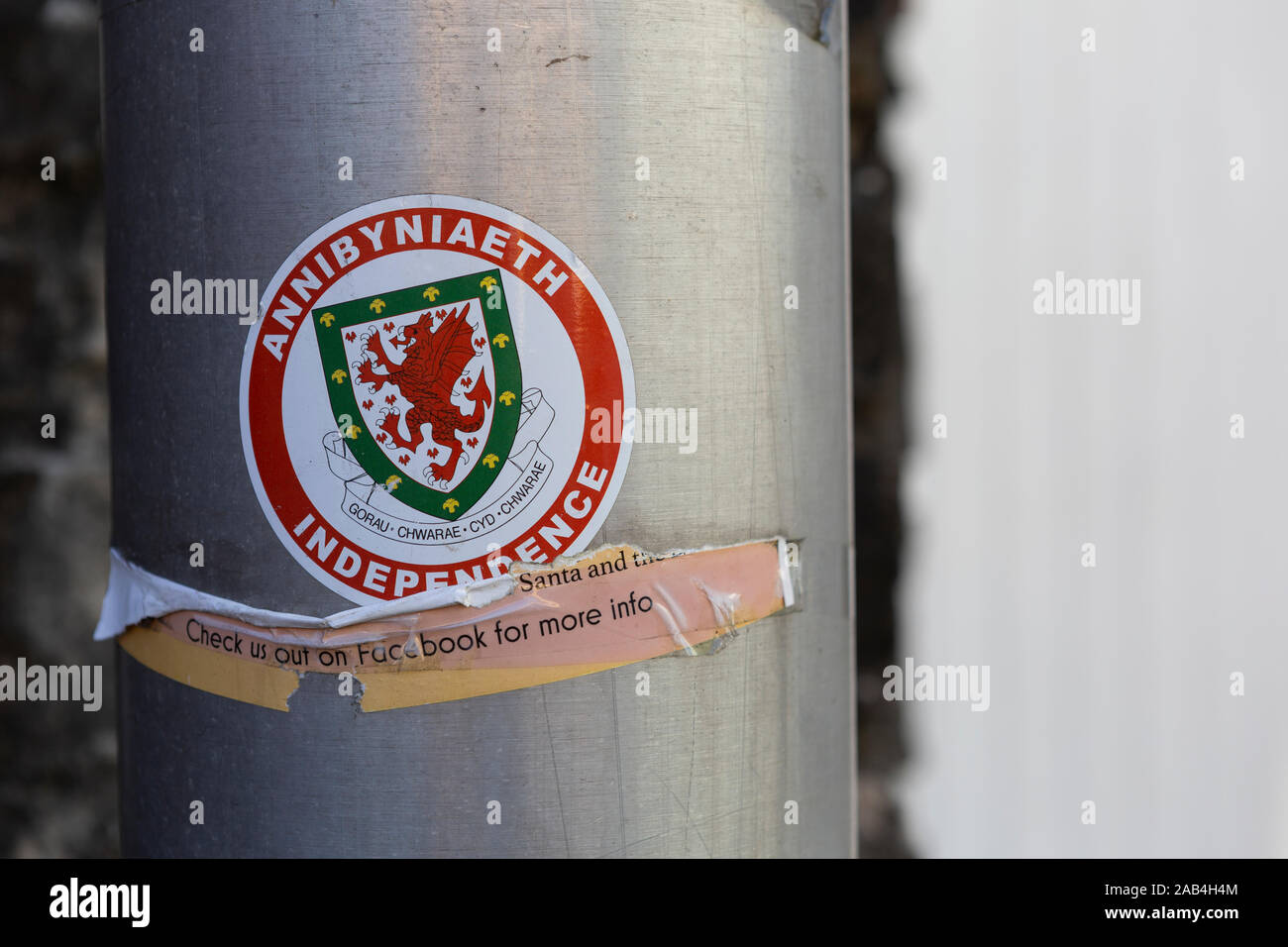 Welsh Football Supporters for Independence sticker on lamp post saying Annibyniaeth / Independence for Wales Stock Photo