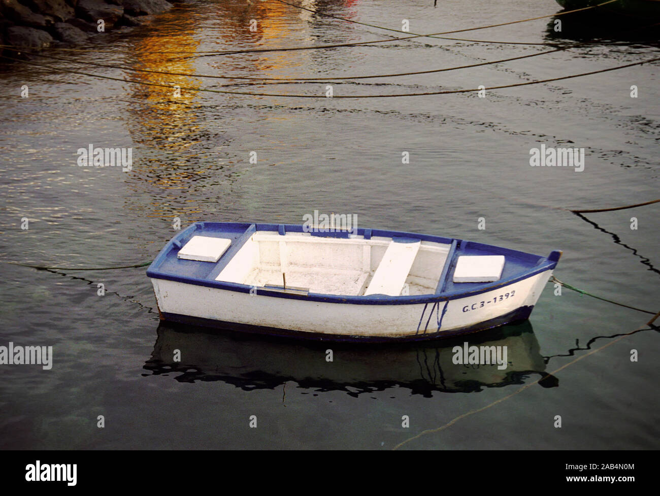Row boat in water hi-res stock photography and images - Alamy