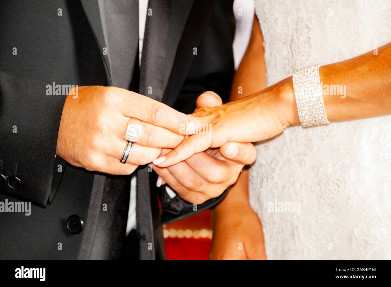 Mans hand with wedding ring hi res stock photography and images Alamy
