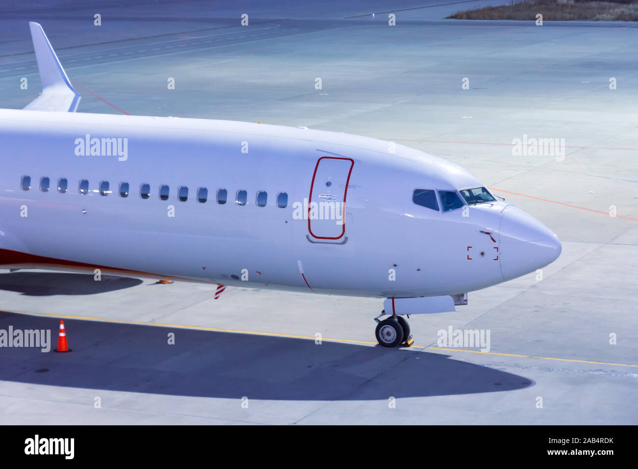 Airplane parked at the airport, night apron Stock Photo - Alamy