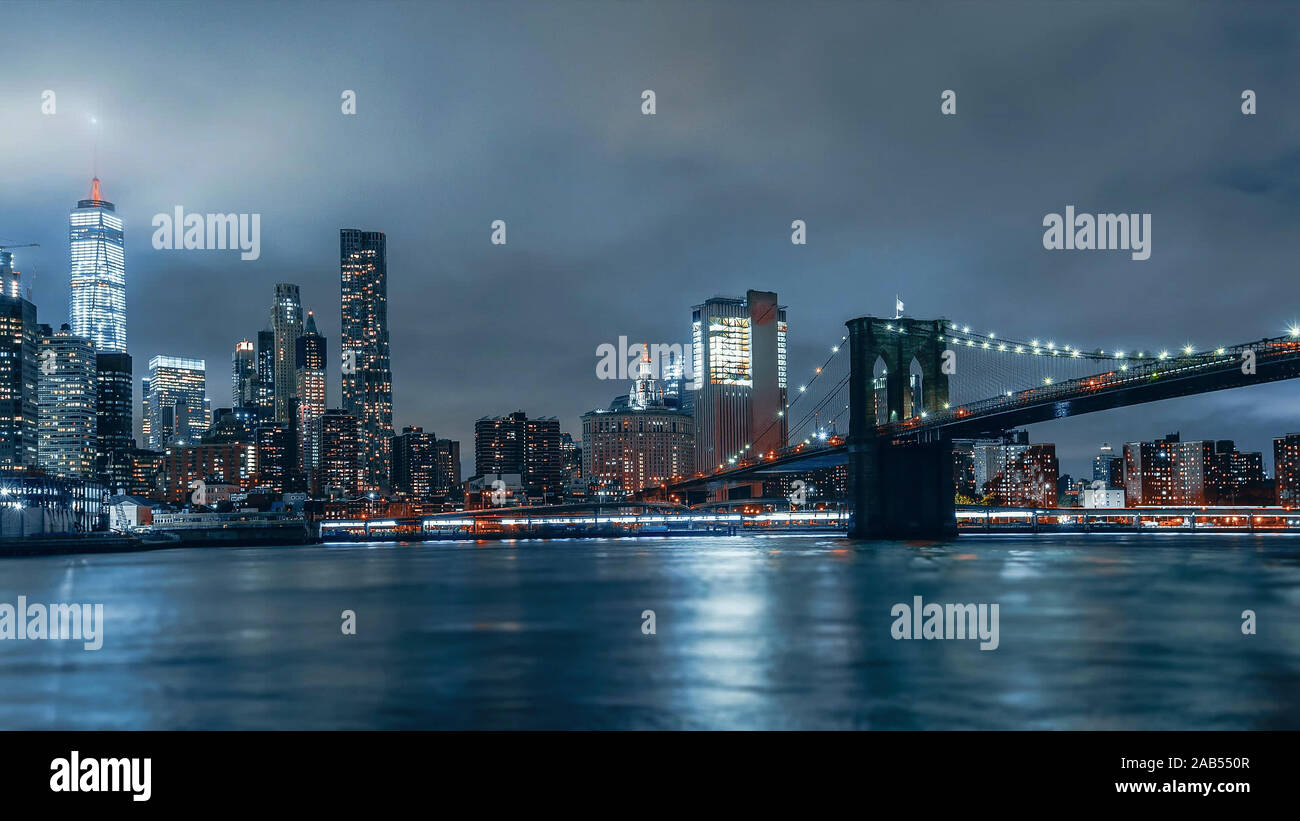 Brooklyn Bridge and Lower Manhattan skyline at night, New York city ...