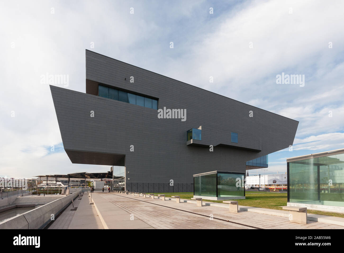 The Museu del Disseny Design Museum on Plaça de les Glòries Catalanes, Barcelona, Catalonia, Spain, by Martorell Bohigas Mackay architects Stock Photo