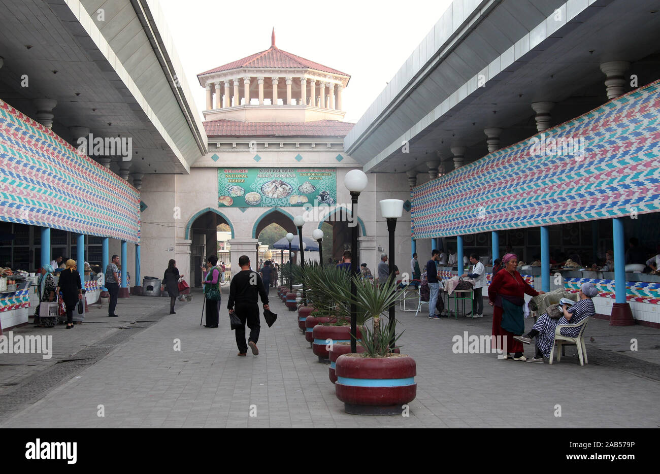 Daily life at Chorsu Bazaar in Tashkent Stock Photo