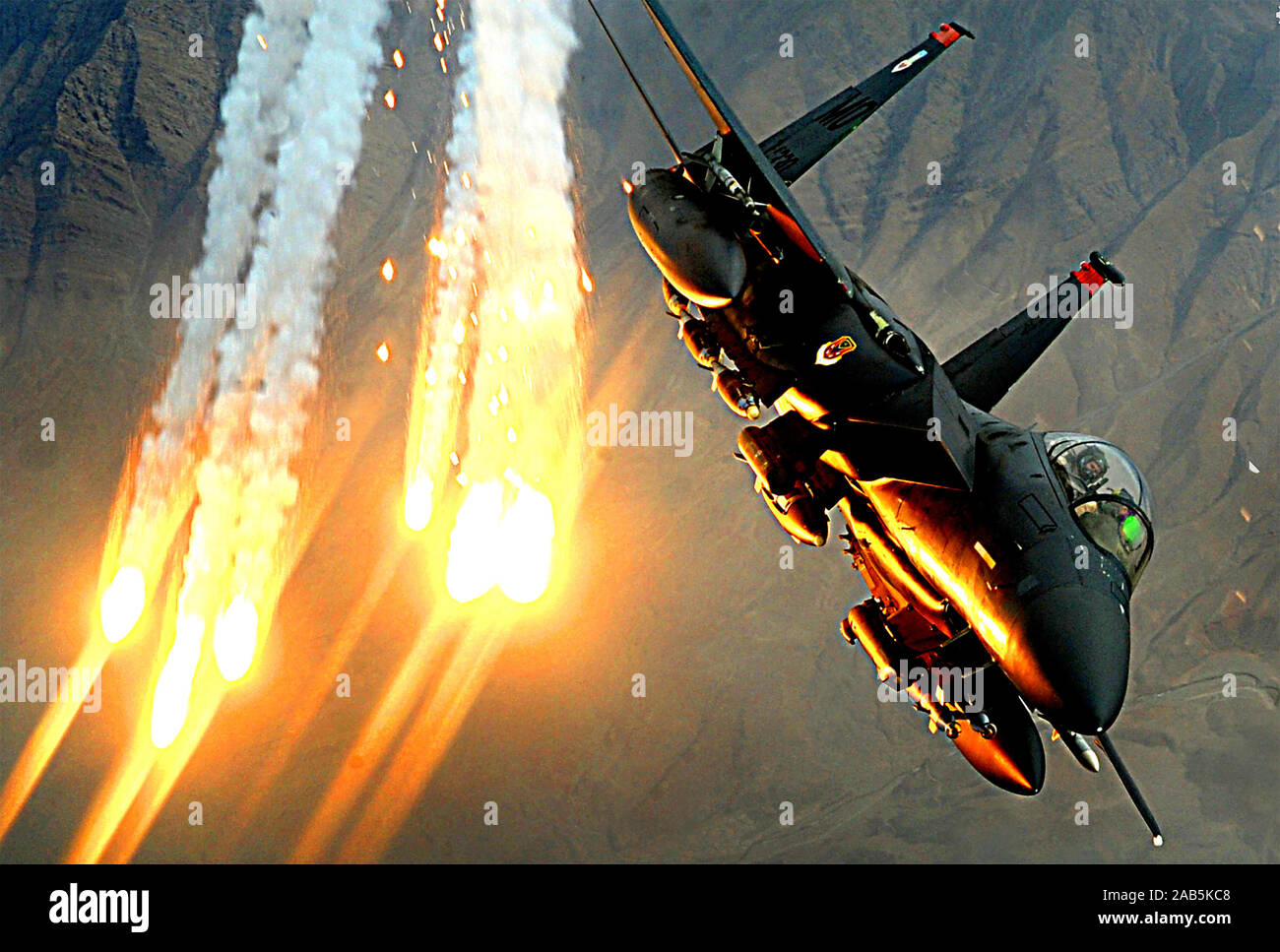 F-15E of the US Air Force 391st Expeditionary Fighter Squadron launching heat decoys over Afghanistan during a close air support mission on 15 December 2008. Photo: SSgt. Aaron Allmon Stock Photo