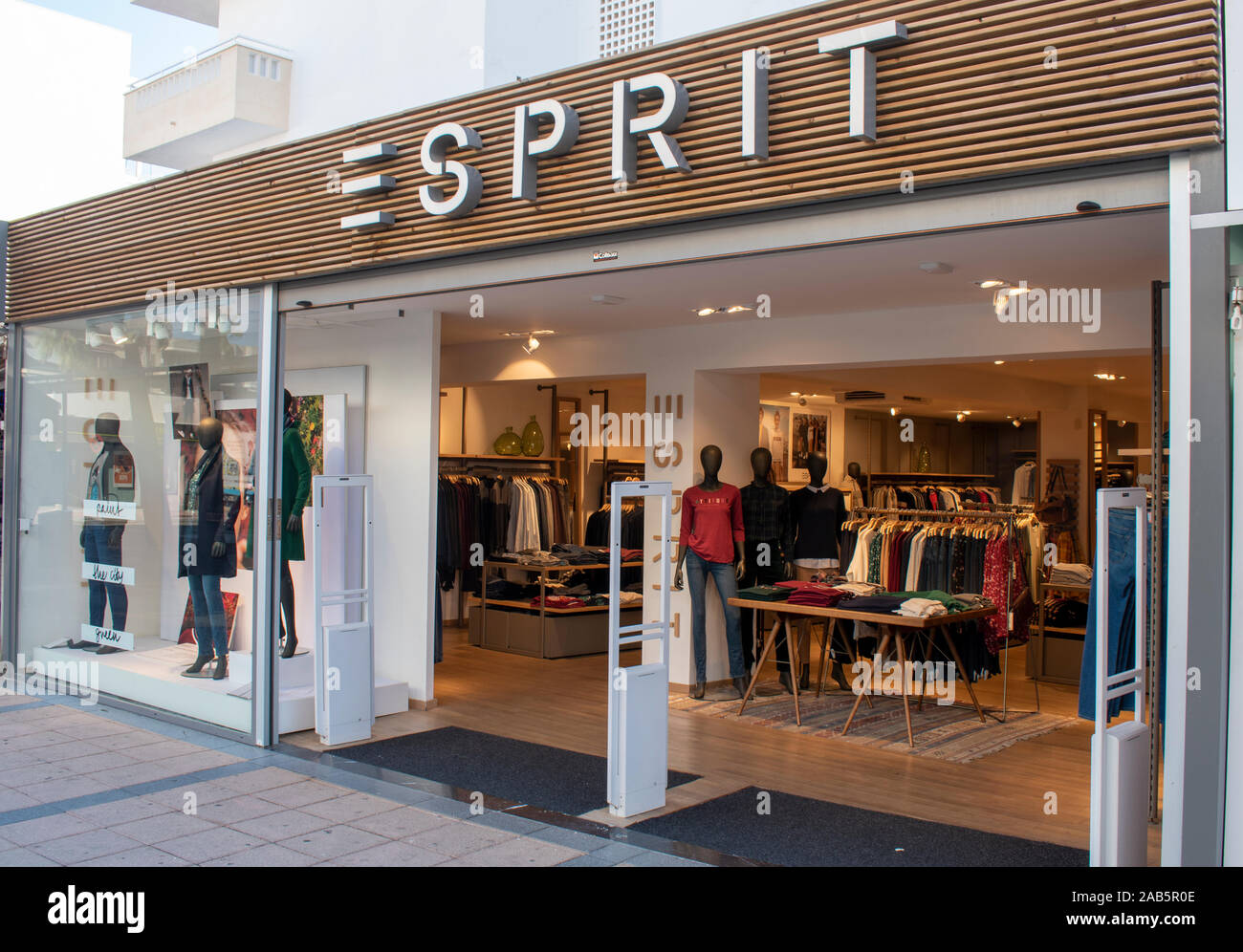 ongeluk Toerist Bepalen Esprit Clothing Store High Resolution Stock Photography and Images - Alamy
