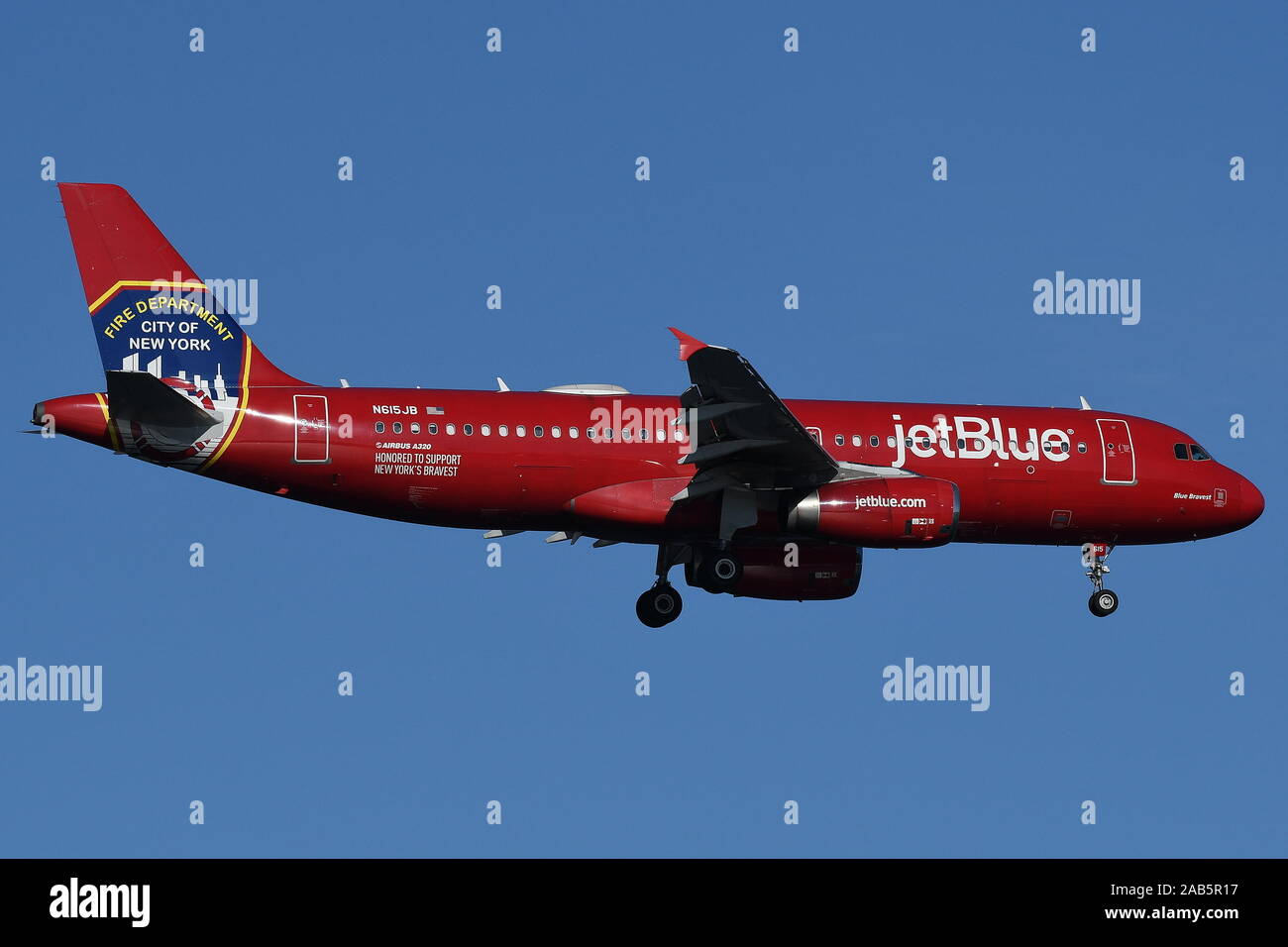 JETBLUE AIRBUS A320 IN MARKINGS HONORING CITY OF NEW YORK FIRE DEPARTMENT Stock Photo