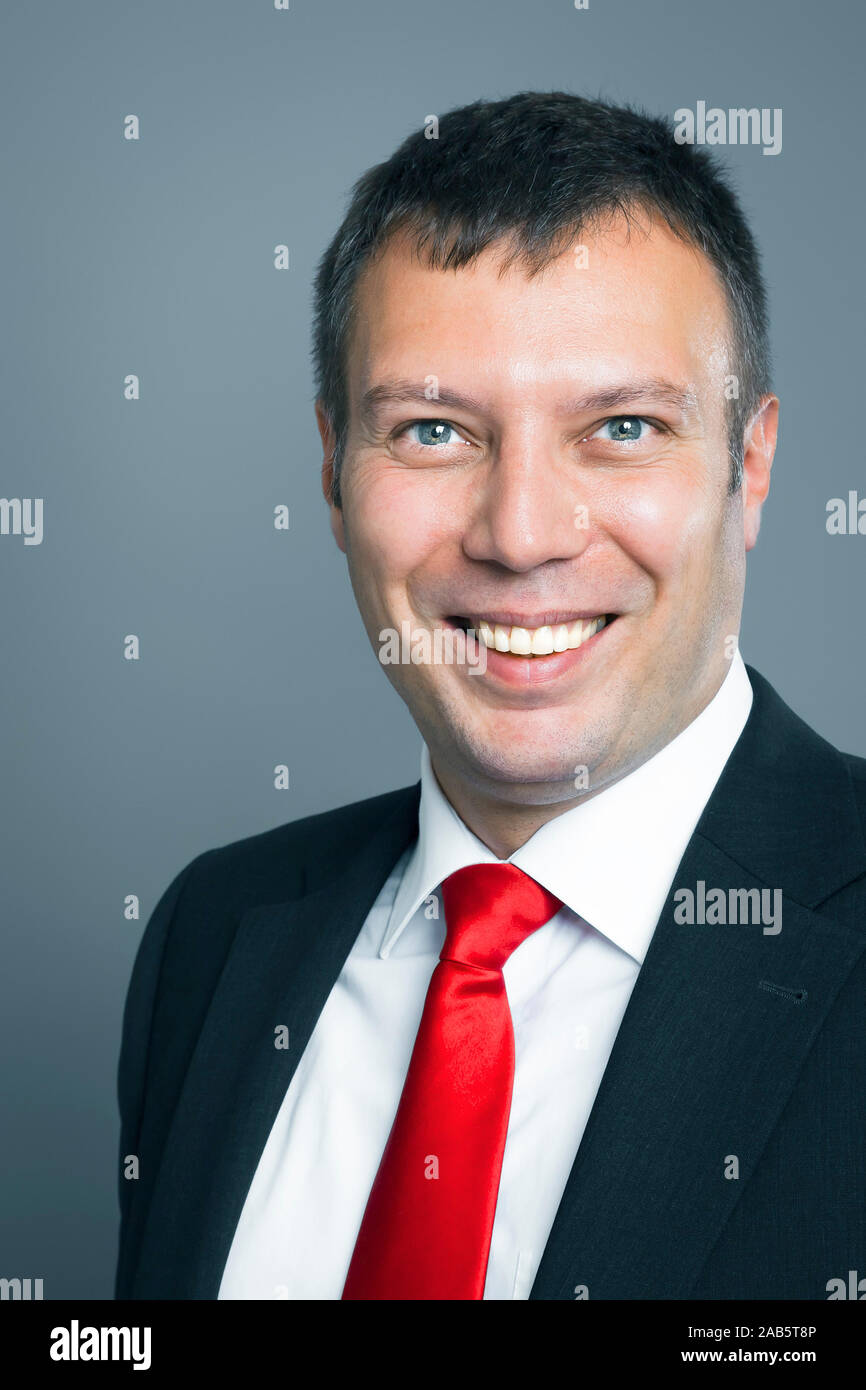 Ein serioeser Geschaeftsmann im Portrait Stock Photo