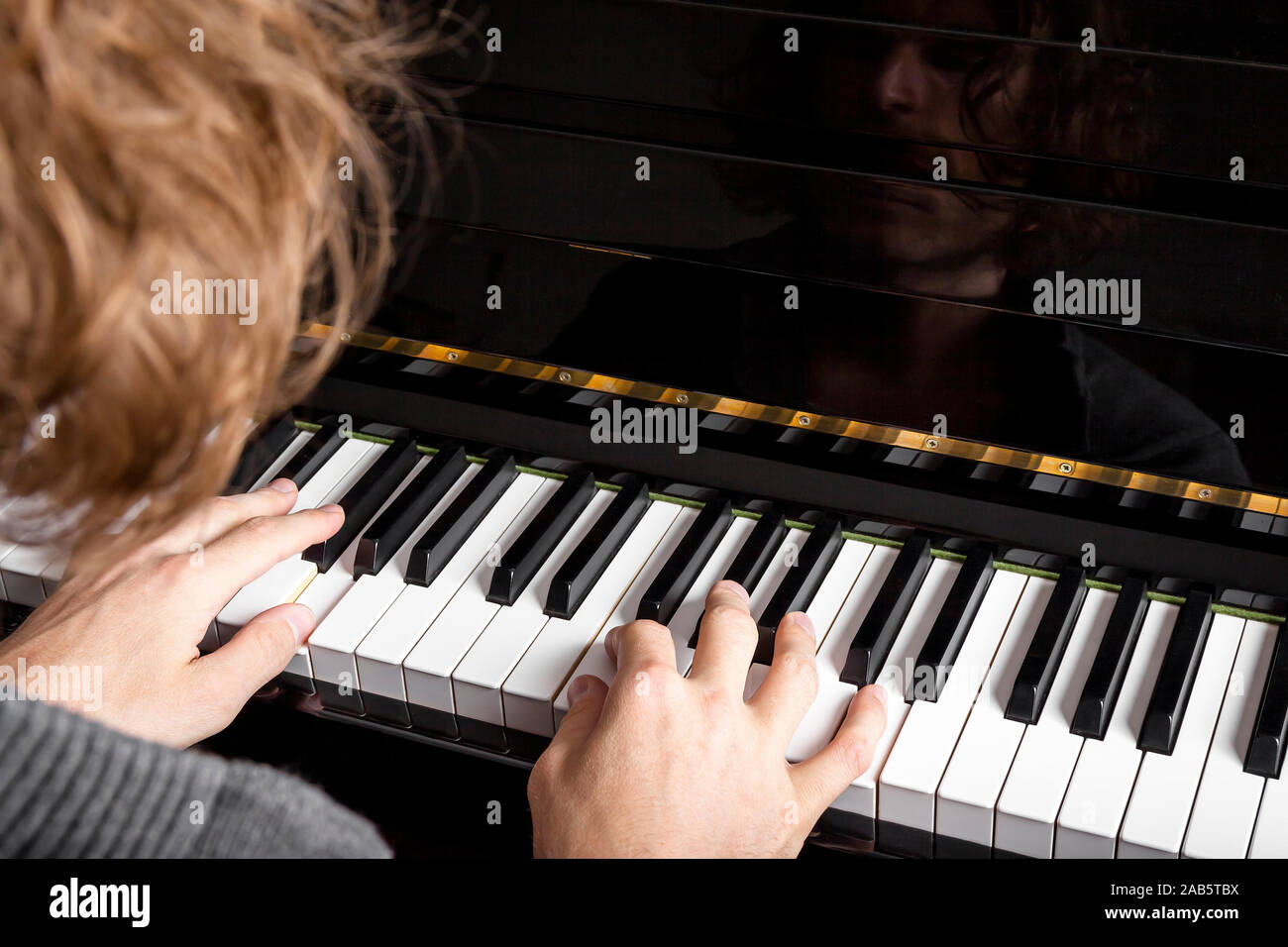 Ein Mann, der auf einem Klavier spielt Stock Photo