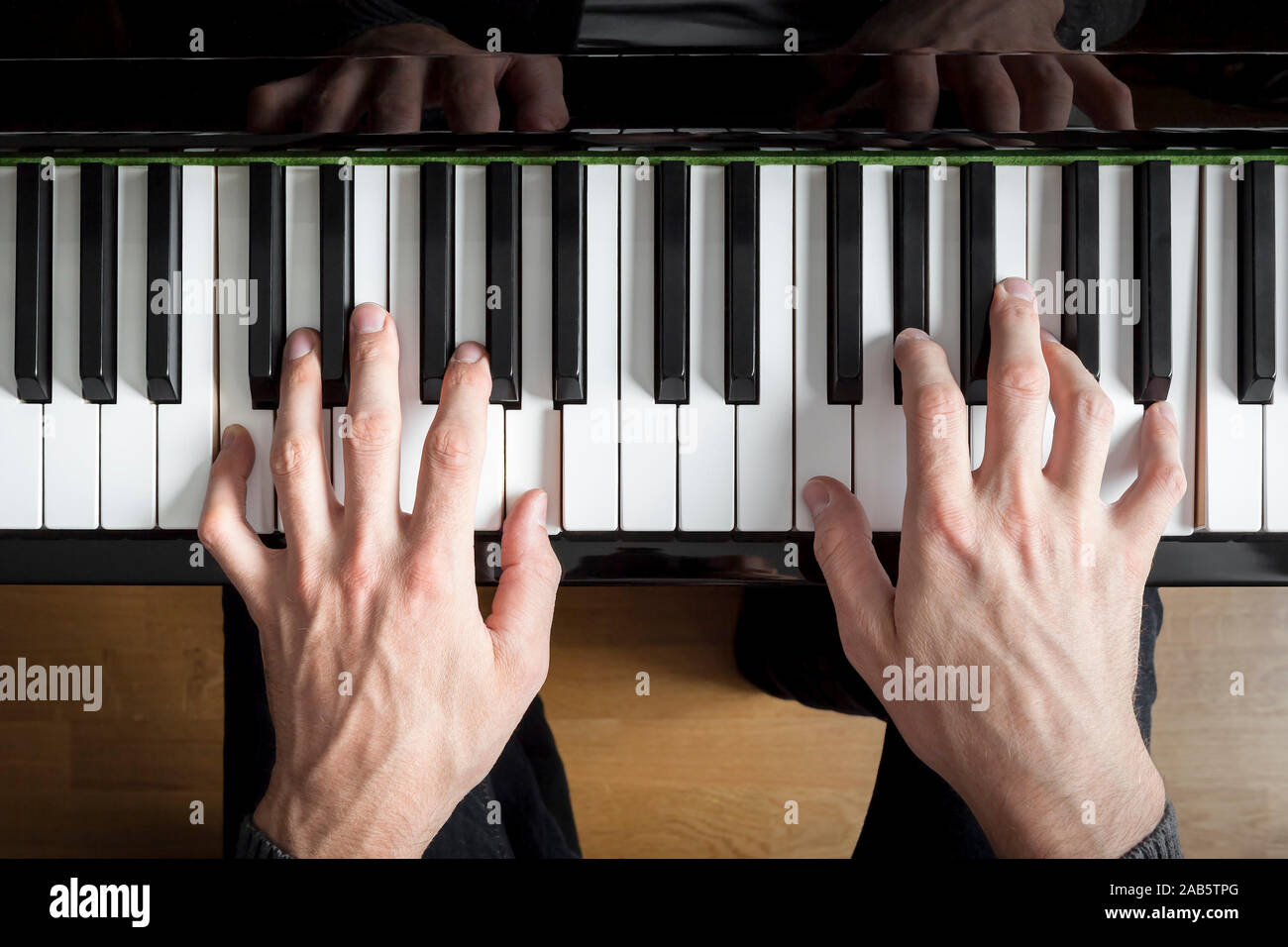 Zwei Haende, die auf einem Klavier spielen Stock Photo