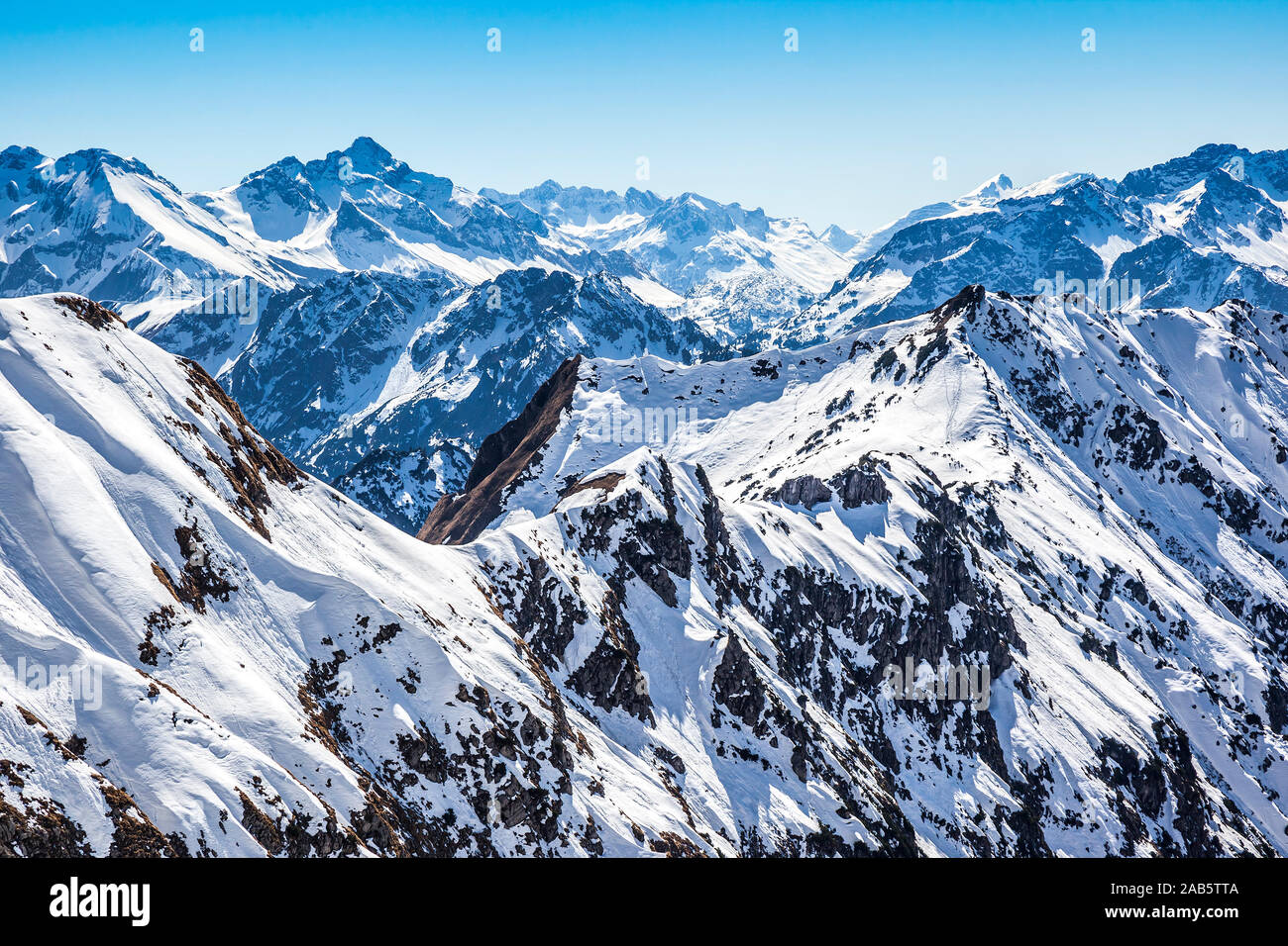 Ein wunderschoener Blick auf viele schneebedeckte Gipfel Stock Photo