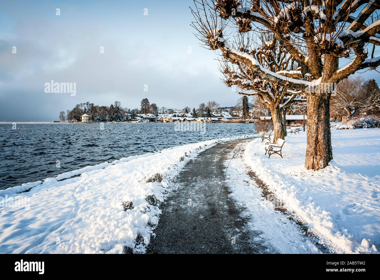 Eine wunderschoene winterliche Szenerie in Tutzing, Deutschland Stock Photo