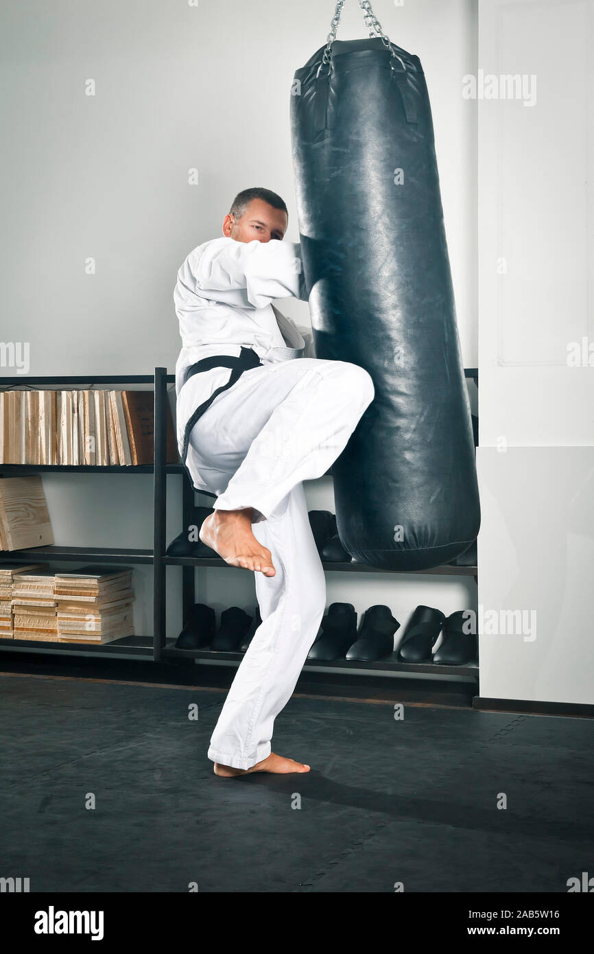 Ein Kampfsportler, der sich am Kickboxen uebt. Stock Photo