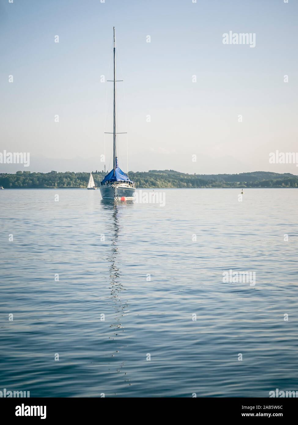 Ein Segelboot auf dem Starnberger See in Deutschland Stock Photo