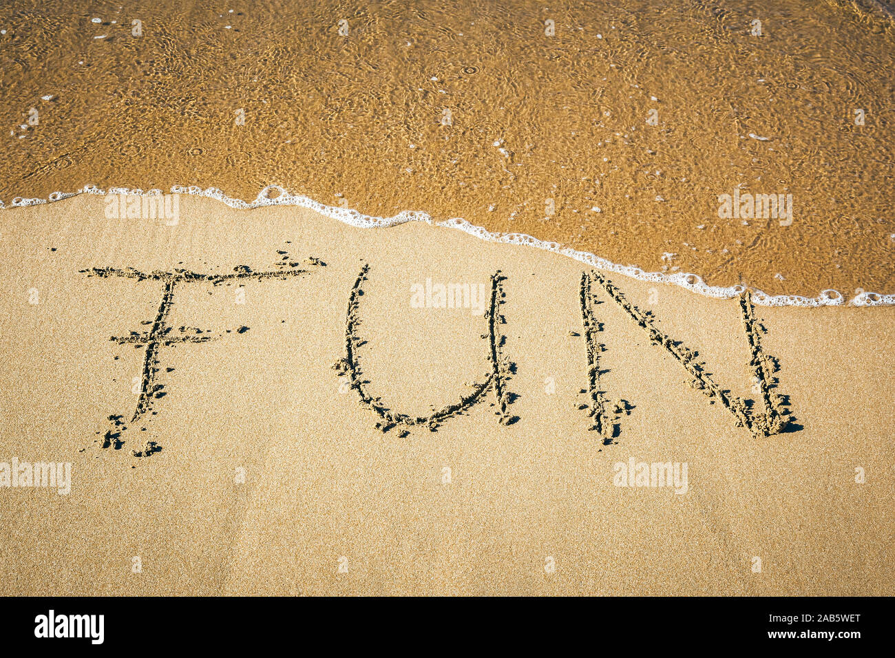 Ein Sandstrand, auf dem 'Fun' geschrieben steht. Stock Photo