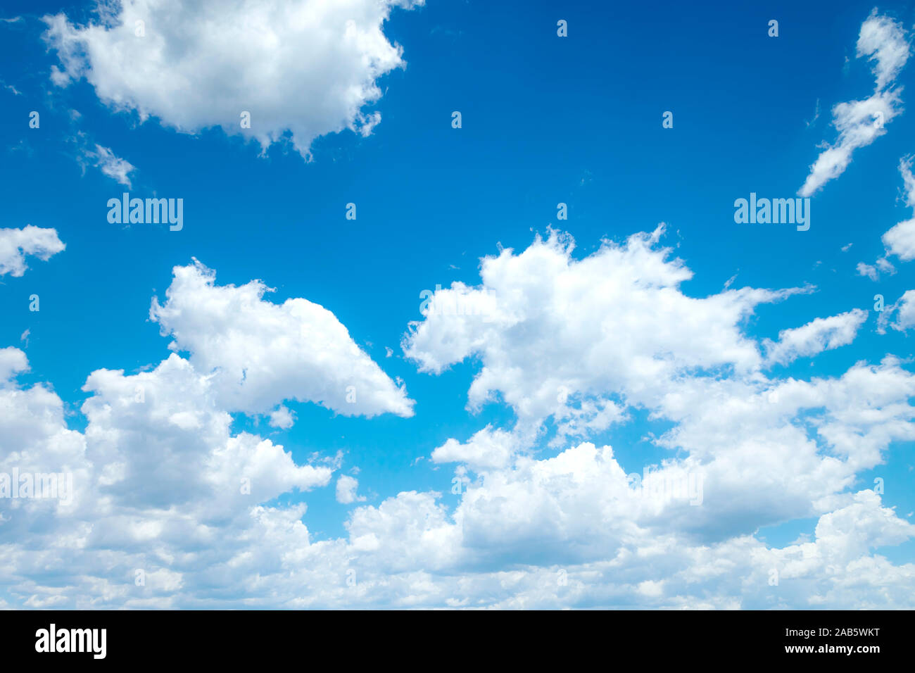 Ein wunderschoener blauer Himmel mit weissen Wolken. Stock Photo