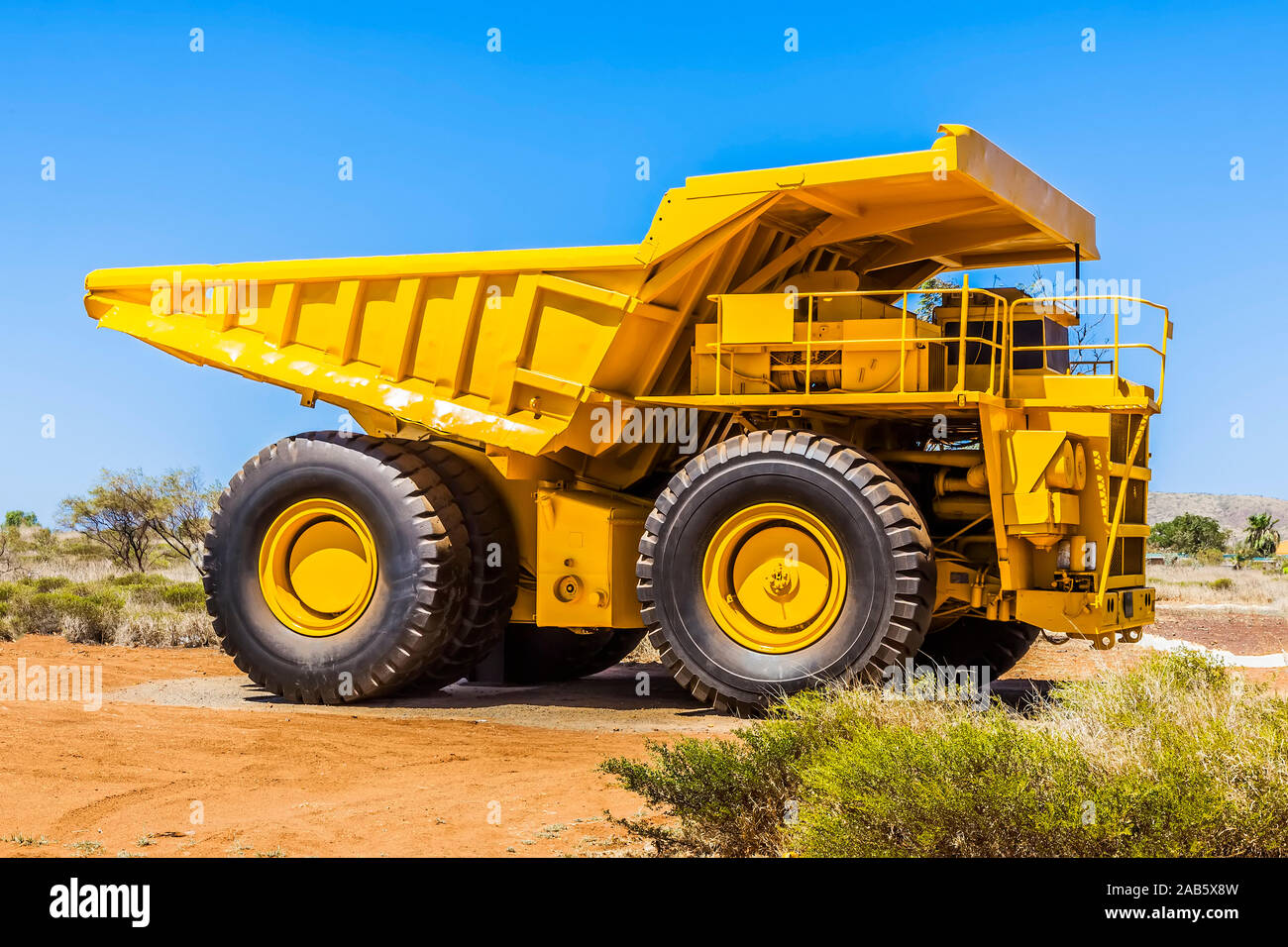 Ein grosser gelber Transporter im Outback Australiens Stock Photo