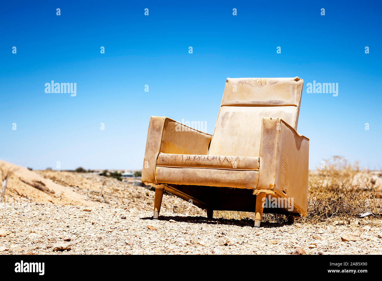 Ein alter Sessel mitten in der Wueste Stock Photo