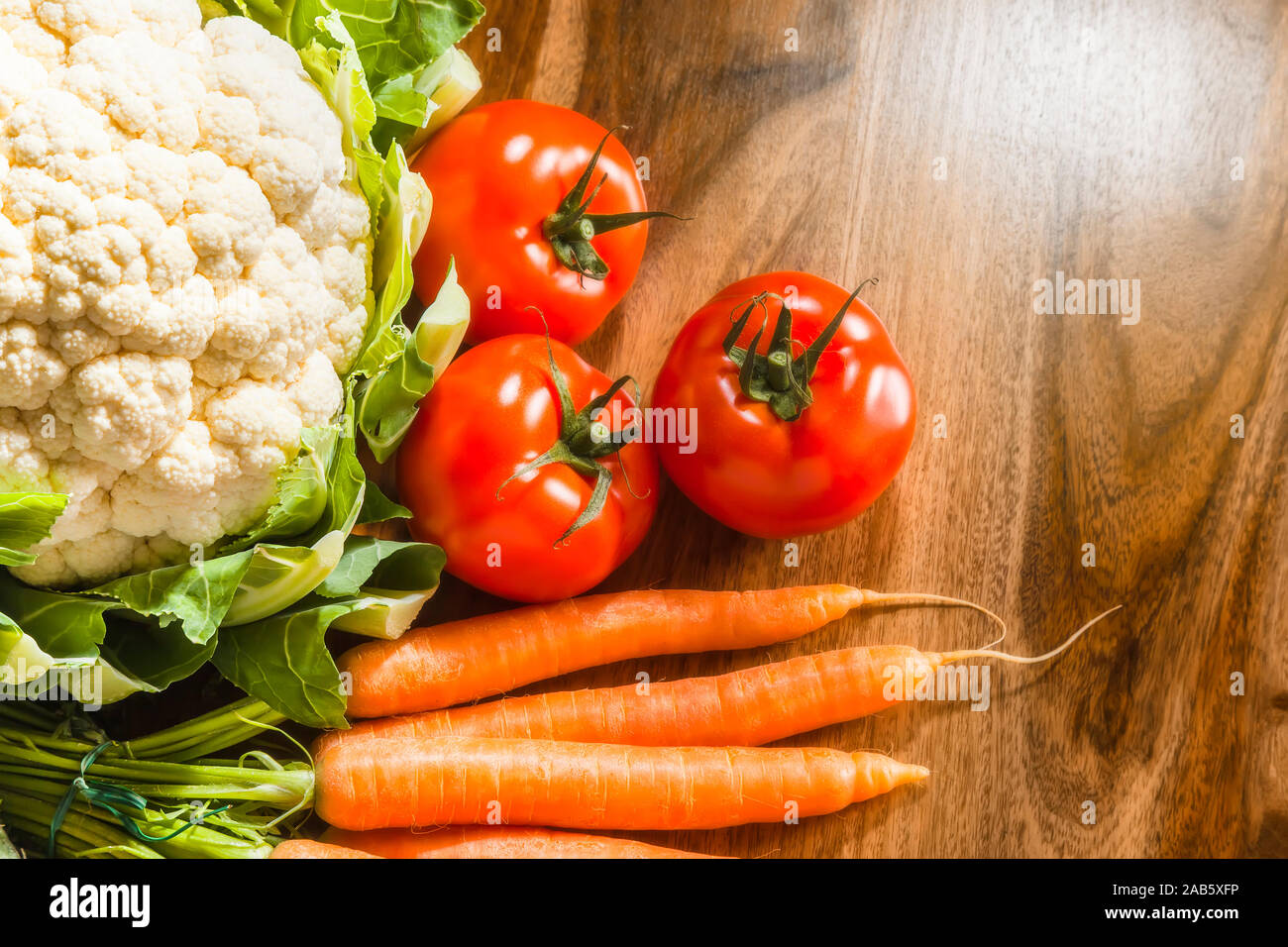 Bunt gemischtes Gemuese, auf einem Holztisch angerichtet Stock Photo