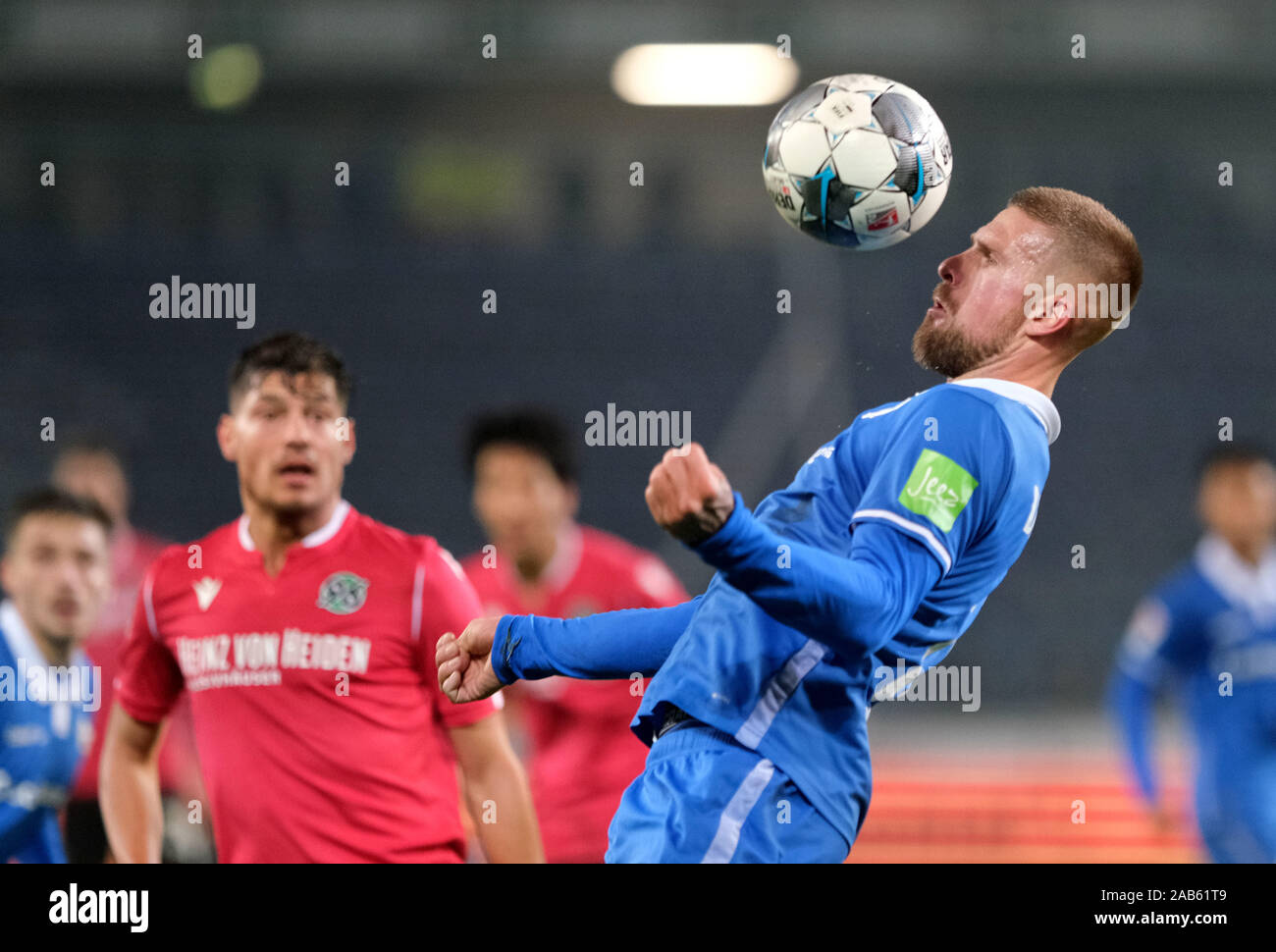 Hanover, Germany. 25th Nov, 2019. Soccer: 2nd Bundesliga, 14th matchday: Hannover 96 - Darmstadt 98 in the HDI-Arena in Hannover. Hanover's Miiko Albornoz (l) and Darmstadt's Tobias Kempe fight for the ball. Credit: Peter Steffen/dpa - IMPORTANT NOTE: In accordance with the requirements of the DFL Deutsche Fußball Liga or the DFB Deutscher Fußball-Bund, it is prohibited to use or have used photographs taken in the stadium and/or the match in the form of sequence images and/or video-like photo sequences./dpa/Alamy Live News Stock Photo