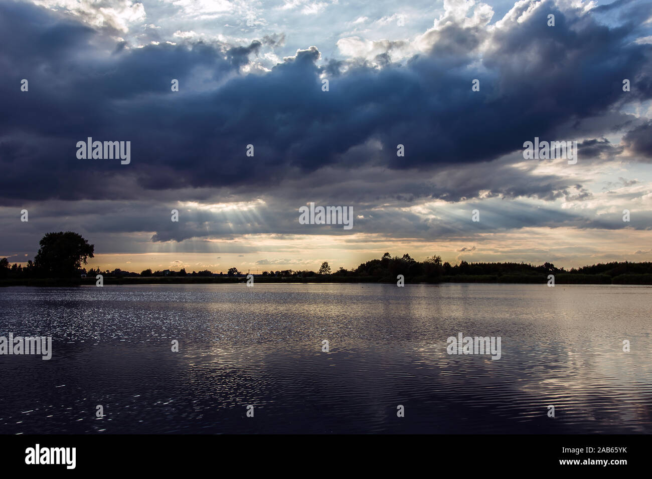 Beautiful clouds sunrays lake hi-res stock photography and images - Alamy