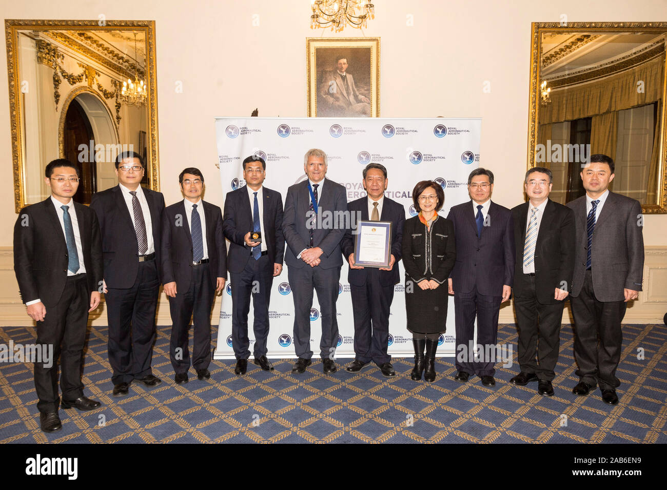 London, Britain. 25th Nov, 2019. Members of China's Chang'e-4 mission team pose for a group photo with guests at the award ceremony of Royal Aeronautical Society (RAeS) in London, Britain, on Nov. 25, 2019. China's Chang'e-4 mission team on Monday received the only Team Gold Medal of the year awarded by Royal Aeronautical Society (RAeS) of the United Kingdom at its annual award ceremony held in London. Credit: Ray Tang/Xinhua/Alamy Live News Stock Photo