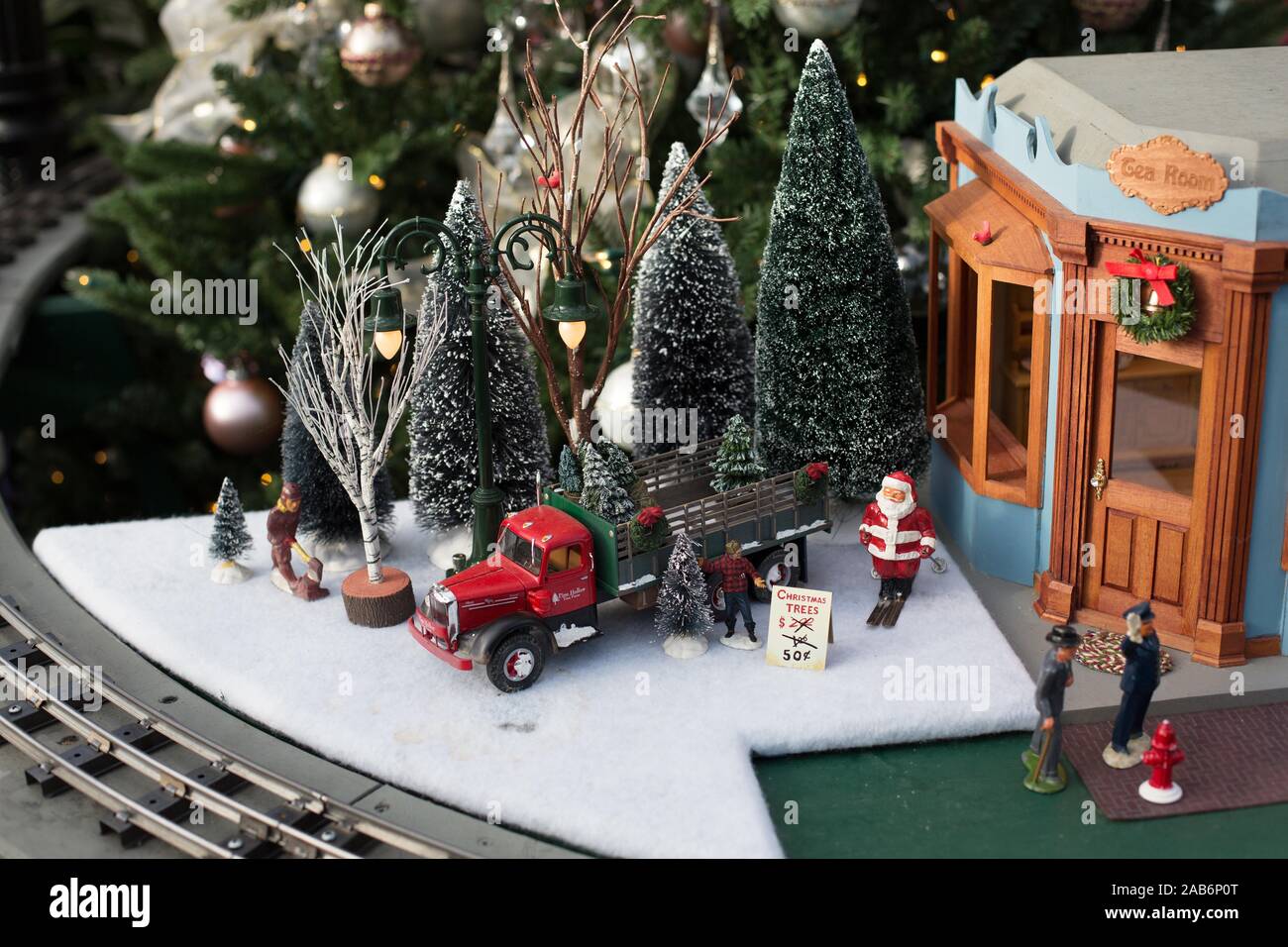 November 20 2022 Pinehurst Village Christmas Tree Lighting Model Railroad Christmas High Resolution Stock Photography And Images -  Alamy