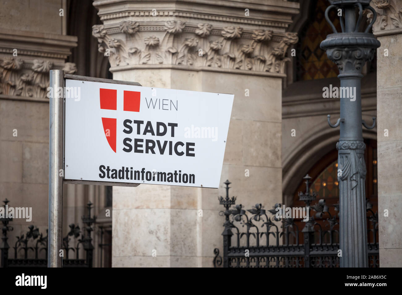 VIENNA, AUSTRIA - NOVEMBER 6, 2019: Logo of Stadtinformation stadtservice  wien in front of the city hall of Vienna. Stadtservice is the city  administr Stock Photo - Alamy