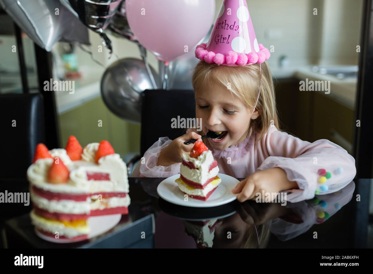 6 year old girl birthday cake hi-res stock photography and images - Alamy