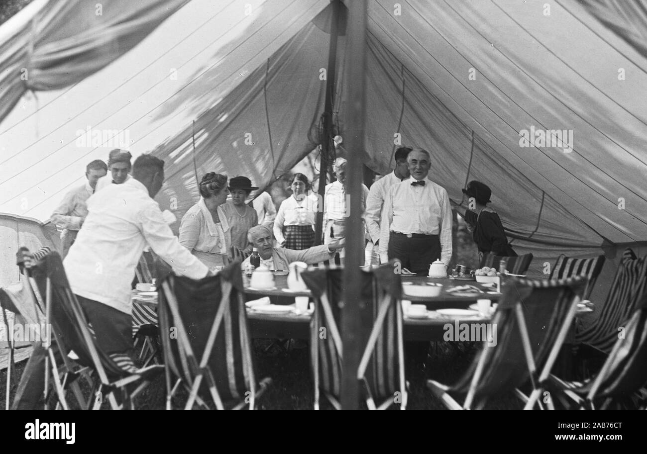 Thomas Edison, Warren Harding, and others] Dinner at Firestone camp ca ...