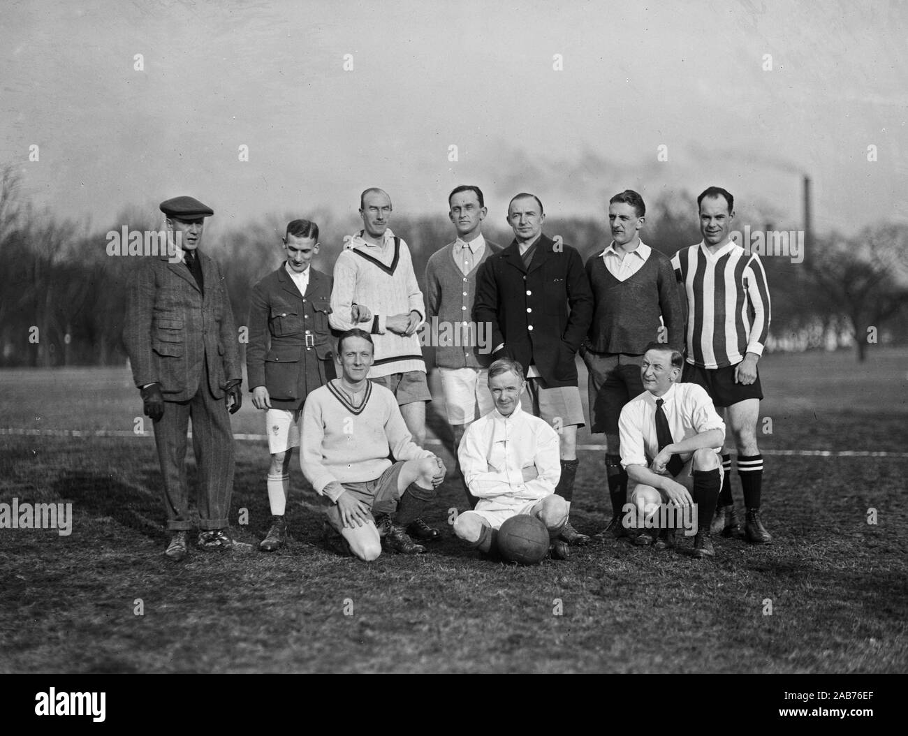 Portrait of a team of soccer players ca. 1921-1923 in United States Stock Photo