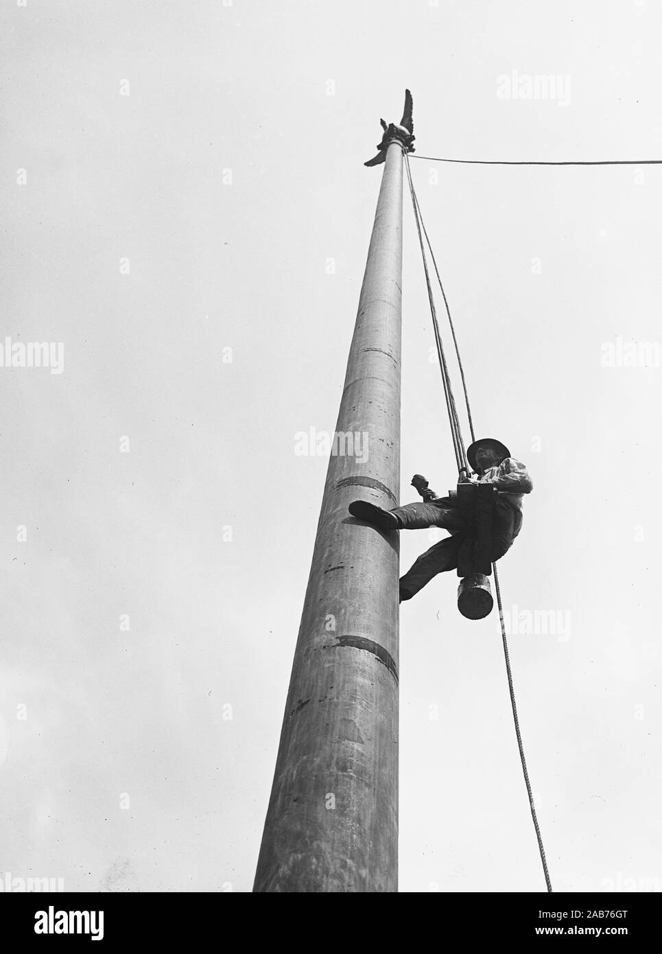 Flagpole climbing hires stock photography and images Alamy