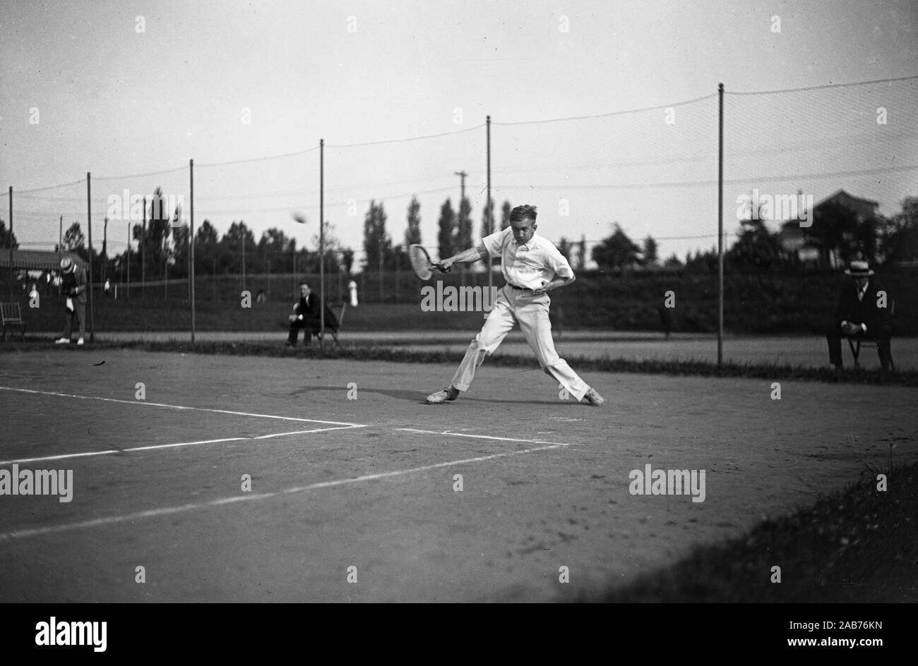 Playing tennis early 1900s hi-res stock photography and images - Alamy