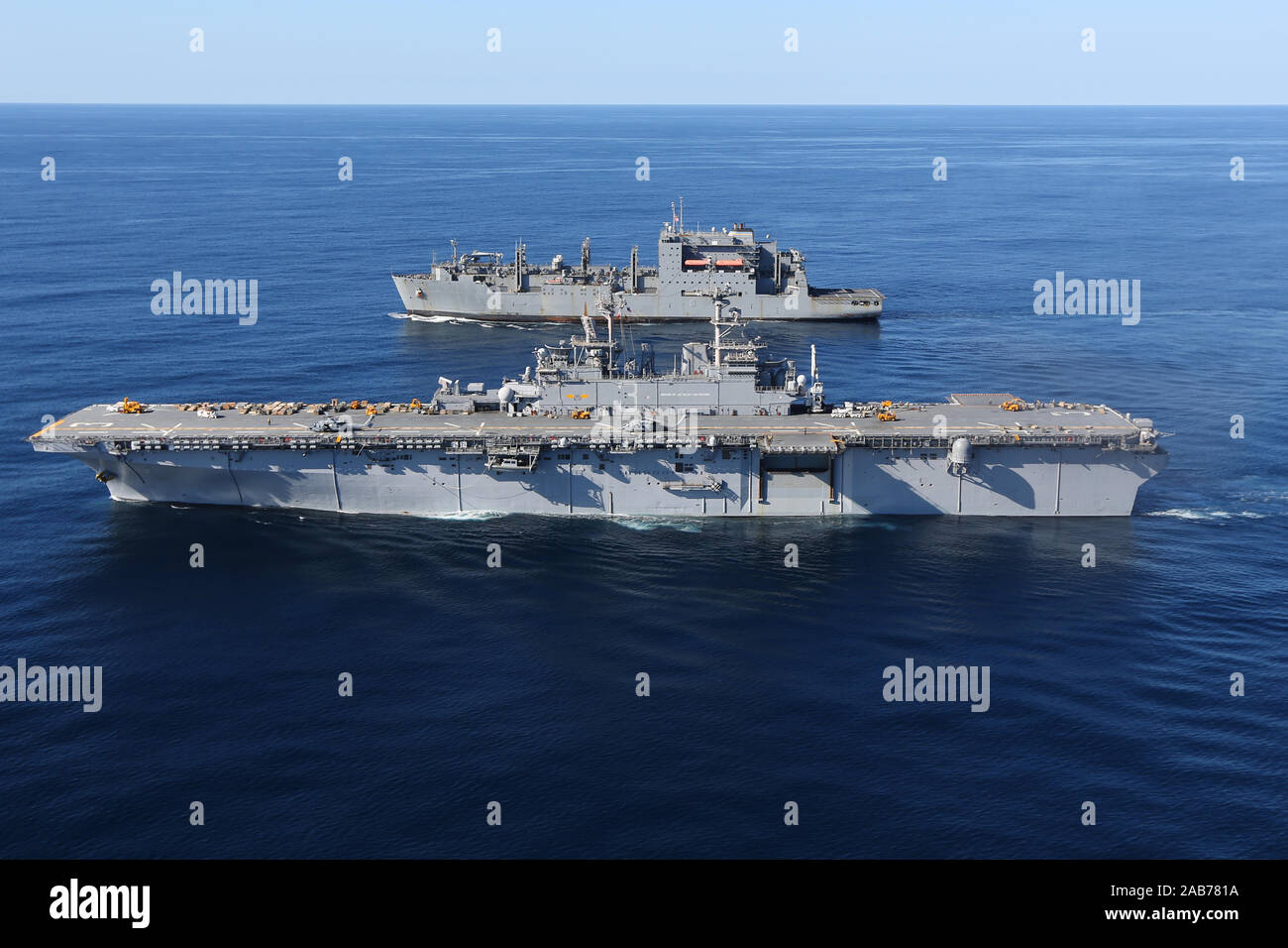 ATLANTIC OCEAN (Jan. 19, 2013) The amphibious assault ship USS Kearsarge (LHD 3) transits alongside the Military Sealift Command dry cargo and ammunition ship USNS Robert E. Peary (T-AKE 5) during a replenishment-at-sea. Kearsarge is conducting sea trials in preparation for a scheduled deployment this spring. Stock Photo