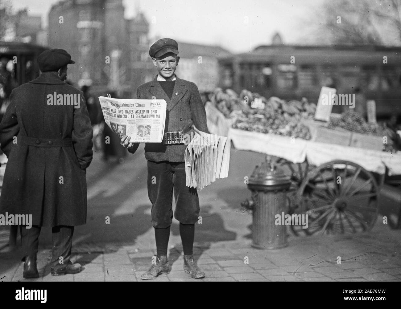 Newsboy holding The Washington Times, Washington, D.C. ca. 1915-1923 Stock Photo
