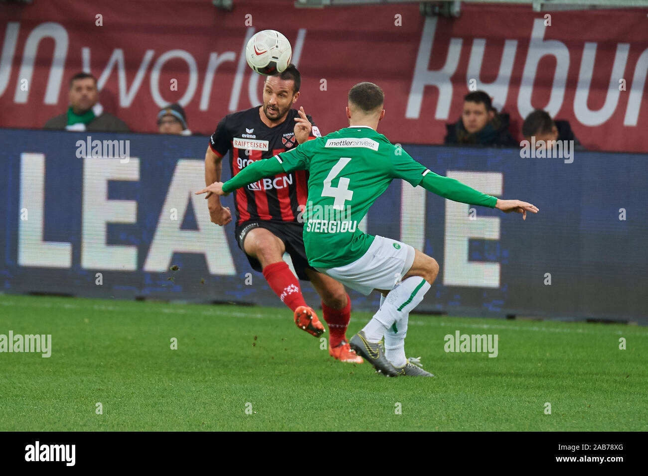 St. Gallen, Schweiz, 24. November 2019. Leonidas Stergiou gegen Raphaël Nuzzolo während des Reiffeisen Super League Spiels FC St. Gallen 1879 gegen Ne Stock Photo