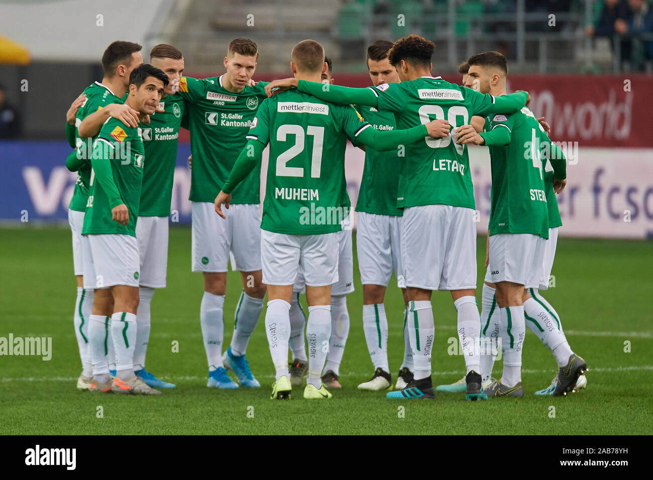 St Gallen Schweiz 24 November 2019 Fc St Gallen Spieler Beschworen Den Teamgeist Wahrend Des Reiffeisen Super League Spiels Fc St Gallen 1879 G Stock Photo Alamy