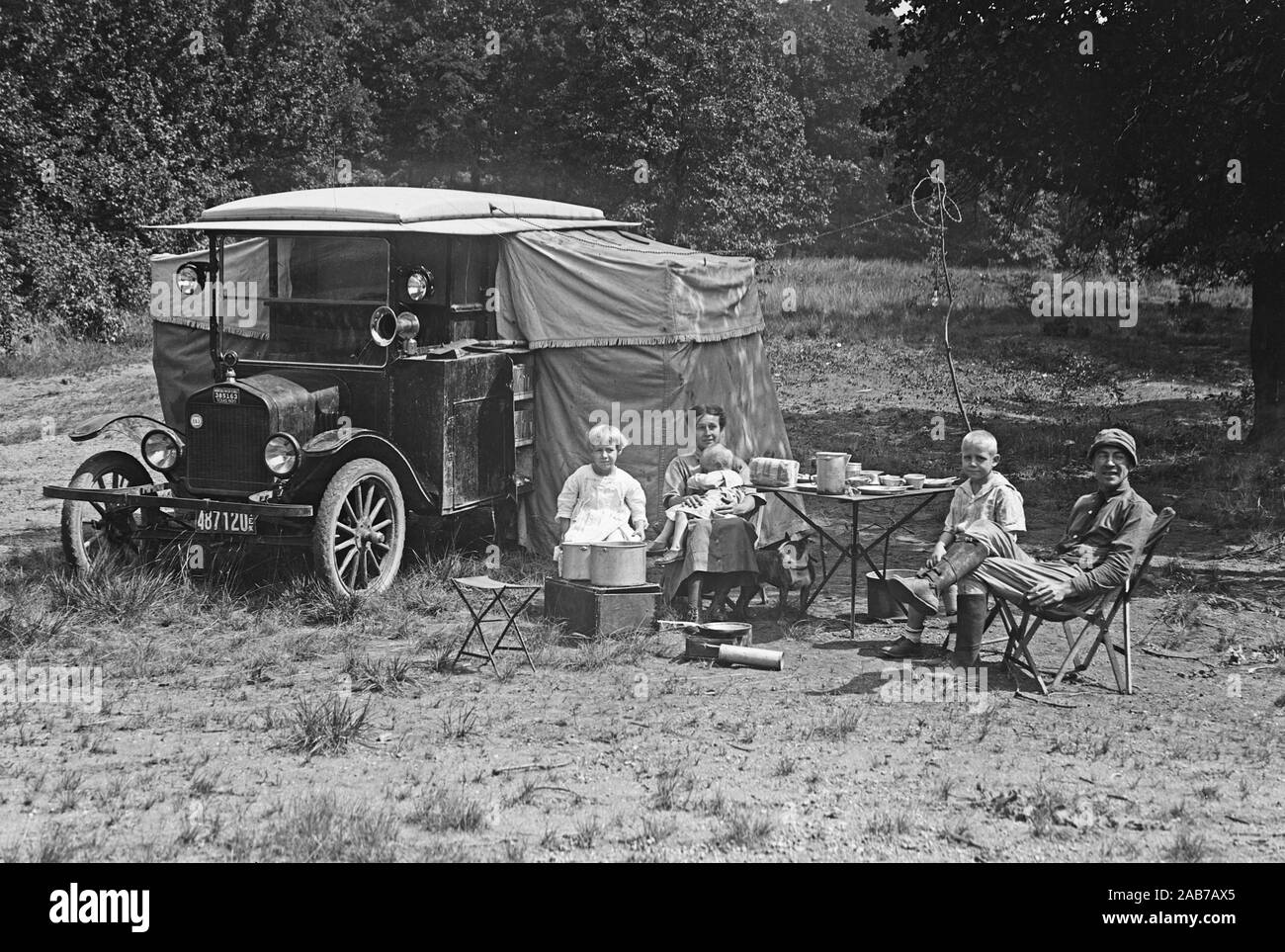 A family camping with their car camper ca. 1915-1923 Stock Photo