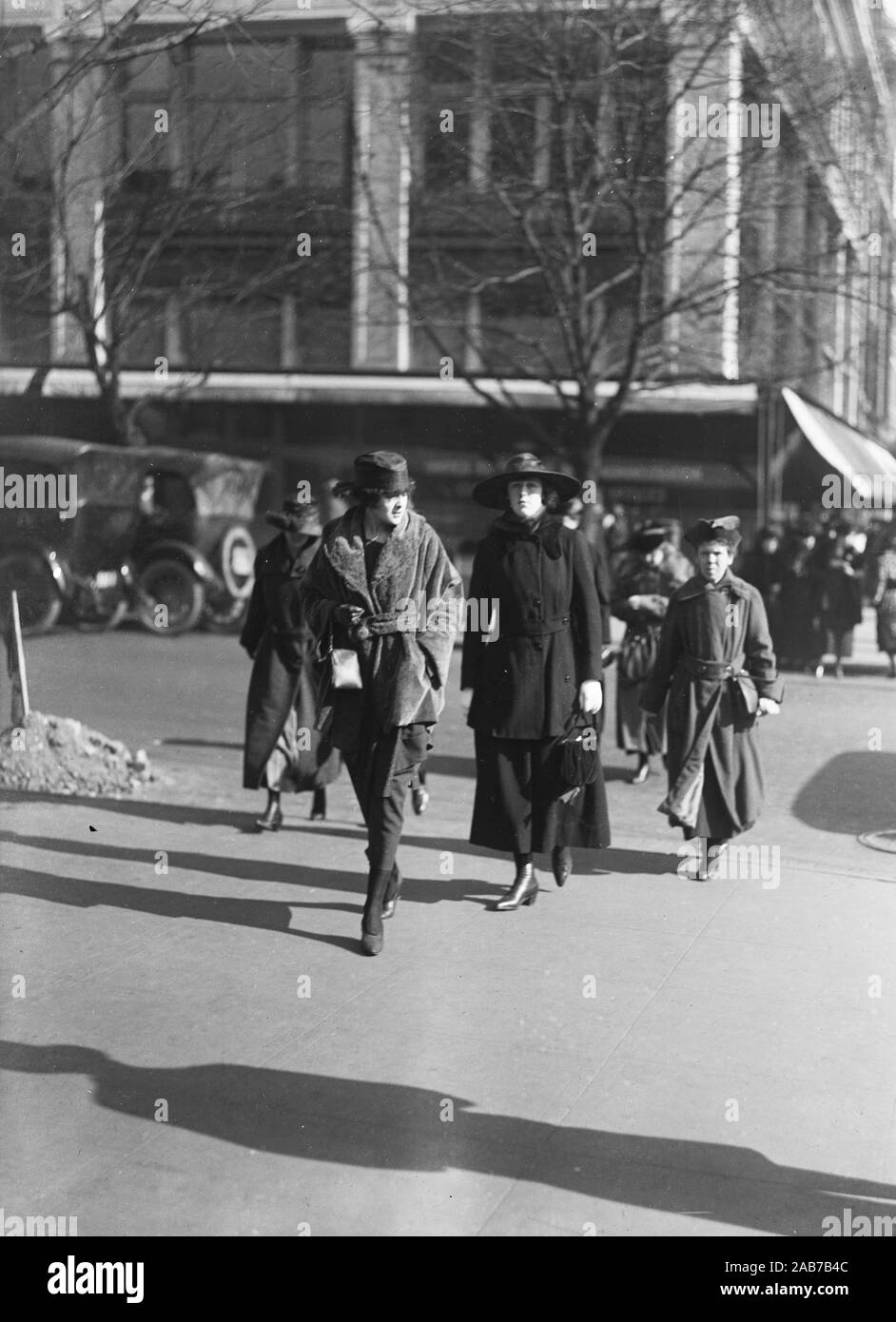 1910s pedestrians hi-res stock photography and images - Alamy