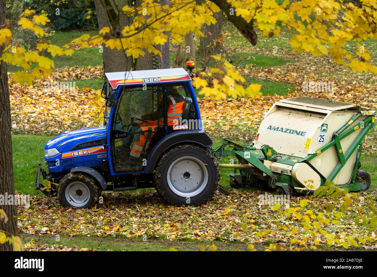 mechanical picking up of leaves in a public park in the city of Wetter, North Rhine-Westphalia, Germany.  maschinelles Aufsammeln von Laub in einem oe Stock Photo