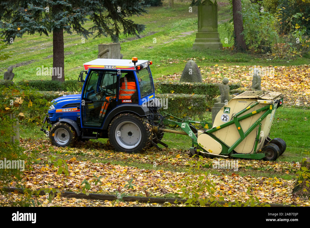 mechanical picking up of leaves in a public park in the city of Wetter, North Rhine-Westphalia, Germany.  maschinelles Aufsammeln von Laub in einem oe Stock Photo