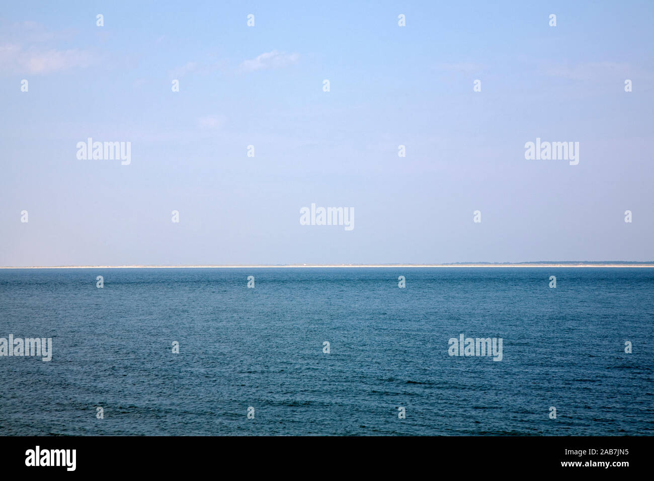 Weisser Strand von Roemoe und blaues Meer am Lister Ellenbogen auf Sylt Stock Photo