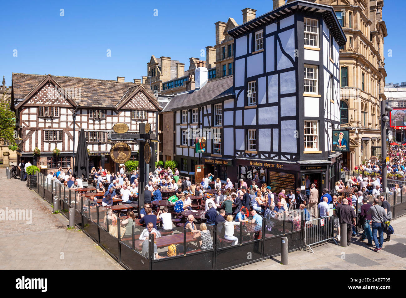 Crowded Sinclair's Oyster Bar and The Old Wellington public house, Cathedral Gates, Manchester City Centre, Manchester, England, United Kingdom Stock Photo