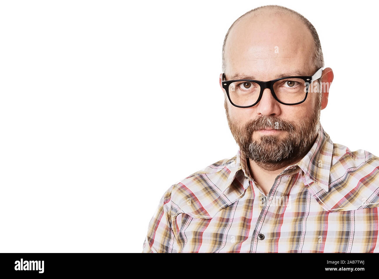Ein Mann mit Brille und Bart vor weissem Hintergrund Stock Photo
